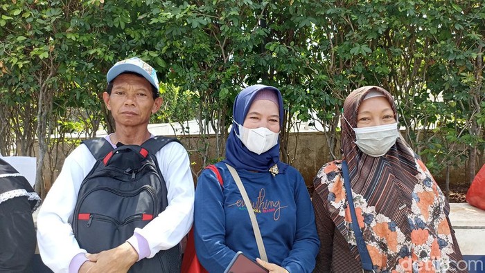 Pengunjung yang merasa kesulitan masuk Tugu Monas gegara mendaftar online (Tiara Aliya Azzahra/detikcom)