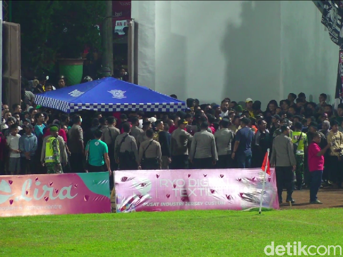 Penonton laga final sepakbola Porprov Jatim