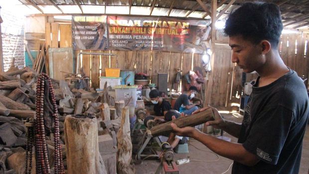 Perajin Tasbih Gaharu di Jombang Panen Penjualan Selama Musim Haji