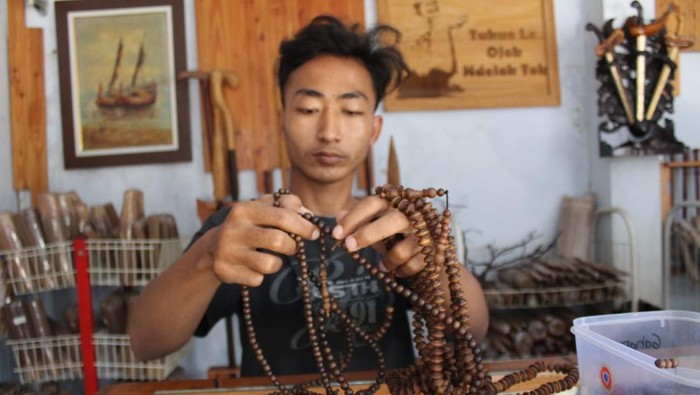 Perajin Tasbih Gaharu di Jombang Panen Penjualan Selama Musim Haji