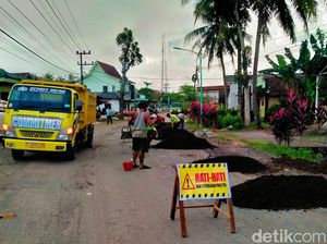 Pemkab dan Operator Tambang Emas Banyuwangi Perbaiki Jalan Rusak