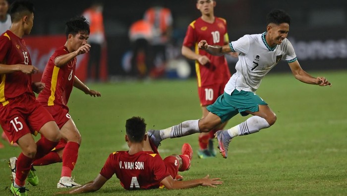 Pesepak bola Tim Nasional Indonesia U-19 Marselino Ferdinan (kanan) terjatuh usai dilanggar pesepak bola Tim Nasional Vietnam U-19 Vu Van Son (tengah) dalam laga penyisihan Grup A Piala AFF U-19 2022 di Stadion Patriot Candrabhaga, Bekasi, Jawa Barat, Sabtu (2/7/2022). Skor pertandingan berakhir seri 0-0. ANTARA FOTO/Aditya Pradana Putra/rwa.