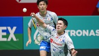 Pada awal gim pertama, Fajar/Rian tampil dalam tekanan Hoki/Kobayashi. Pertahanan mereka terus dicecar pasangan ganda putra Jepang. Gim berakhir 22-24 untuk ganda Jepang.