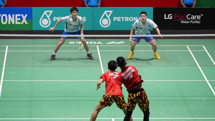 Potret Fajar/Rian Takluk dari Juara Dunia, Harus Puas Jadi Runner-up Indonesia's Fajar Alfian and Muhammad Rian Ardianto, right, play against Japan's Takuro Hoki and Yugo Kobayashi during their men's doubles final match at the Malaysia Open badminton tournament at Bukit Jalil Axiata Arena in Kuala Lumpur, Malaysia, Sunday, July 3, 2022. (AP Photo/Vincent Thian)