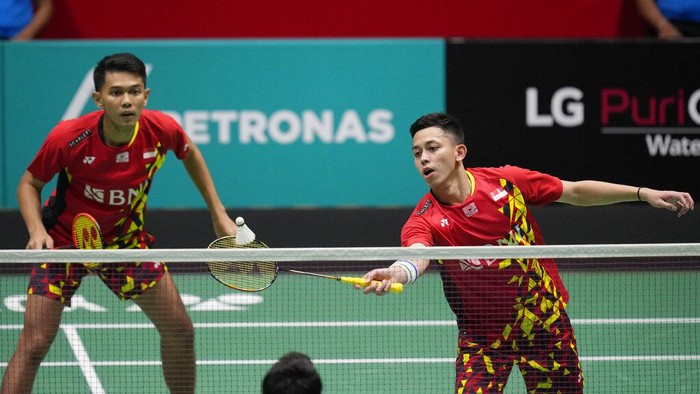 Indonesias Fajar Alfian and Muhammad Rian Ardianto, right, play against Japans Takuro Hoki and Yugo Kobayashi during their mens doubles final match at the Malaysia Open badminton tournament at Bukit Jalil Axiata Arena in Kuala Lumpur, Malaysia, Sunday, July 3, 2022. (AP Photo/Vincent Thian)