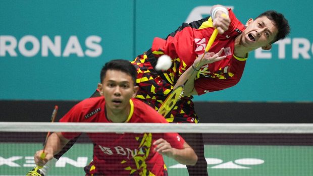 Indonesia's Fajar Alfian and Muhammad Rian Ardianto, right, play against Japan's Takuro Hoki and Yugo Kobayashi during their men's doubles final match at the Malaysia Open badminton tournament at Bukit Jalil Axiata Arena in Kuala Lumpur, Malaysia, Sunday, July 3, 2022. (AP Photo/Vincent Thian)
