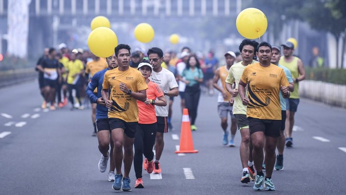 Potret Latihan Menuju Bali Marathon 2022 Sejumlah peserta berlari saat mengikuti 'Road to Maybank Bali Marathon 2022' yang keenam saat Hari Bebas Kendaraan Bermotor (HBKB) di Jakarta, Minggu (3/7/2022). Promosi kejuaraan lari internasional Maybank Bali Marathon 2022 yang akan berlangsung di sekitar Bali Safari & Marine Park, Gianyar pada 28 Agustus mendatang, terus digencarkan dengan menargetkan jumlah peserta sekitar 10 ribu pelari yang akan terbagi dalam tiga kategori yakni marathon (42,195 km), half-marathon (21,1 km), dan 10K. ANTARA FOTO/M Risyal Hidayat/nym.