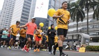 Sejumlah peserta berlari saat mengikuti Road to Maybank Bali Marathon 2022 yang keenam saat Hari Bebas Kendaraan Bermotor (HBKB) di Jakarta, Minggu (3/7/2022).