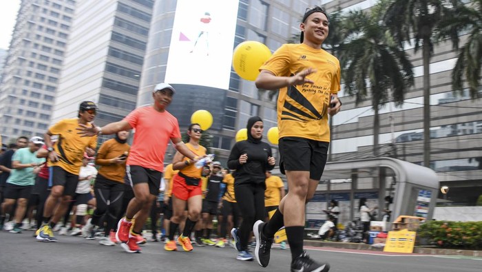 Potret Latihan Menuju Bali Marathon 2022 Sejumlah peserta berlari saat mengikuti 'Road to Maybank Bali Marathon 2022' yang keenam saat Hari Bebas Kendaraan Bermotor (HBKB) di Jakarta, Minggu (3/7/2022). Promosi kejuaraan lari internasional Maybank Bali Marathon 2022 yang akan berlangsung di sekitar Bali Safari & Marine Park, Gianyar pada 28 Agustus mendatang, terus digencarkan dengan menargetkan jumlah peserta sekitar 10 ribu pelari yang akan terbagi dalam tiga kategori yakni marathon (42,195 km), half-marathon (21,1 km), dan 10K. ANTARA FOTO/M Risyal Hidayat/nym.