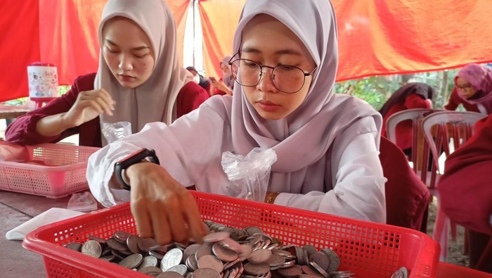 Ratusan Pelajar SD Ponorogo Buka Celengan Koin Massal, Ini Hasilnya