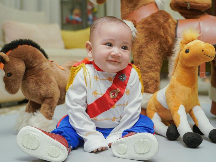 Gemas Banget! Rayyanza Cosplay Jadi Pangeran