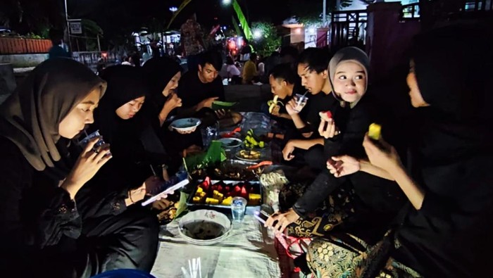 Ritual Tumpeng Sewu, Selamatan Desa Santap Kuliner Pecel Pitik