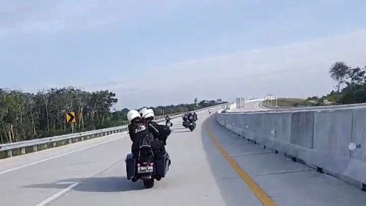 Rombongan moge masuk tol di Riau