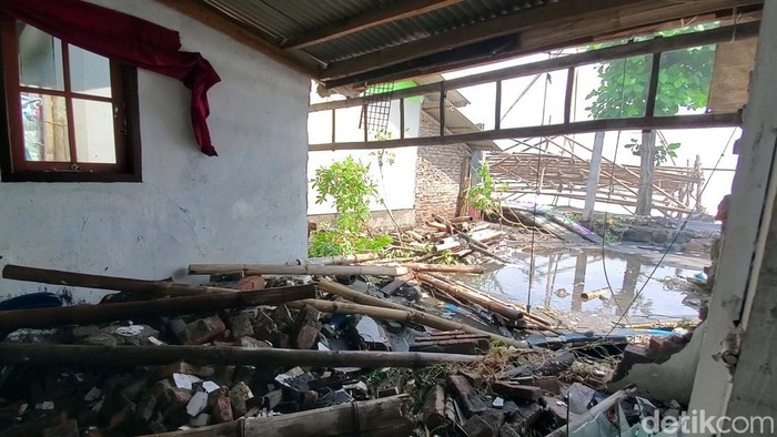 Rumah warga jebol dihantam gelombang tinggi dari pesisir Telu Palabuhanratu.