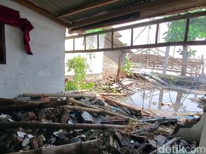 Gelombang Tinggi Terjang Palabuhanratu: 16 Rumah-1 Masjid Rusak