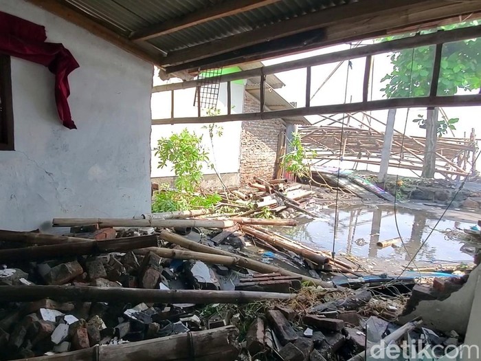 Rumah warga jebol dihantam gelombang tinggi dari pesisir Telu Palabuhanratu.