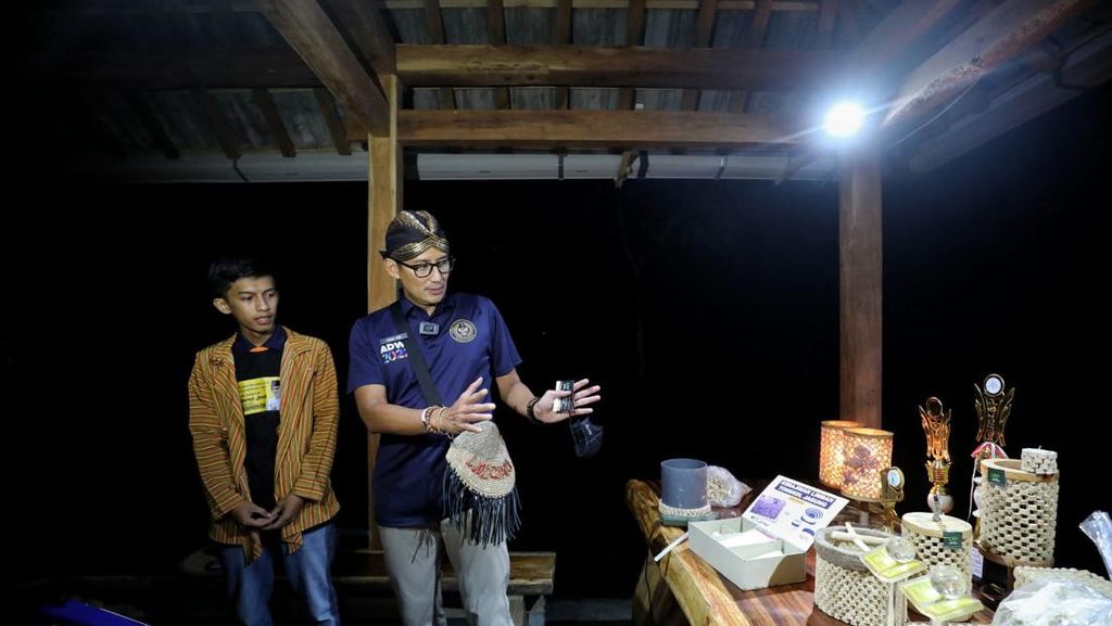 Sandiaga Beri Bantuan ke Perajin Limbah Jagung di Kulon Progo
