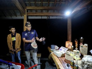 Sandiaga Beri Bantuan ke Perajin Limbah Jagung di Kulon Progo