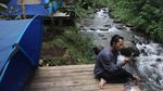 Sensasi Berkemah Tepi Sungai di Kebon Pitu Jombang