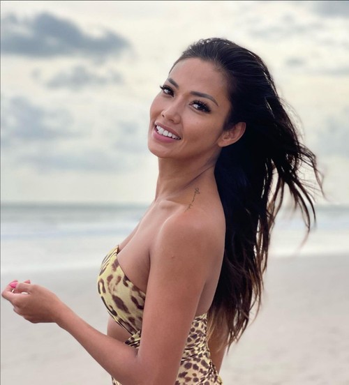 Gaya seksi Shanty pamer perut rata saat di Bali.