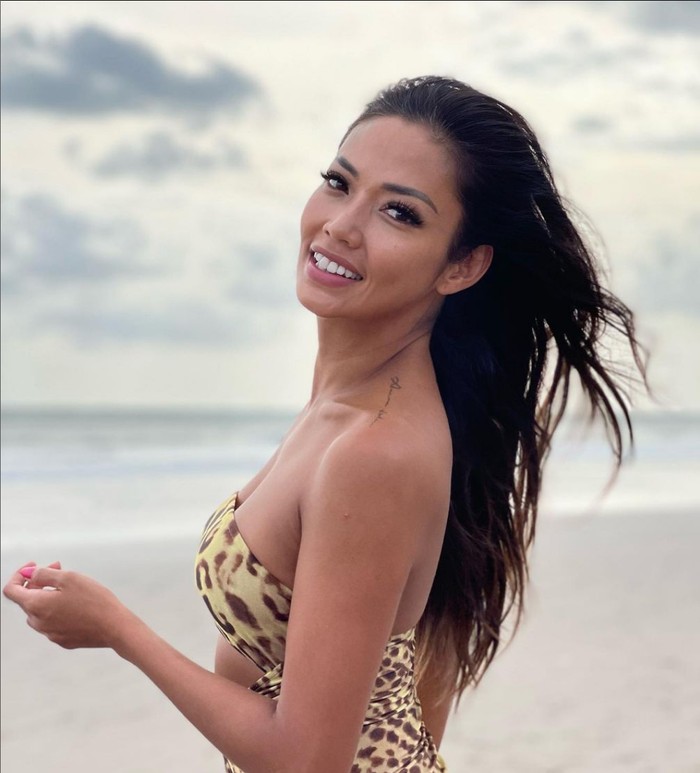 Gaya seksi Shanty pamer perut rata saat di Bali.