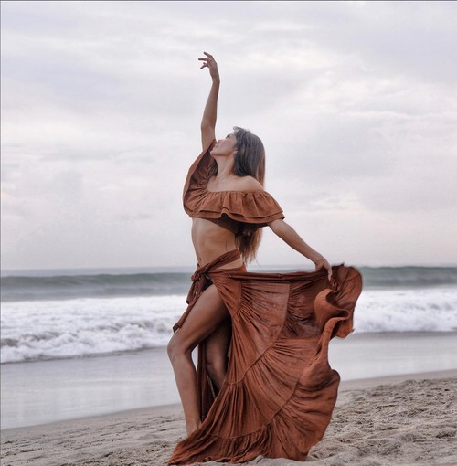 Gaya seksi Shanty pamer perut rata saat di Bali.