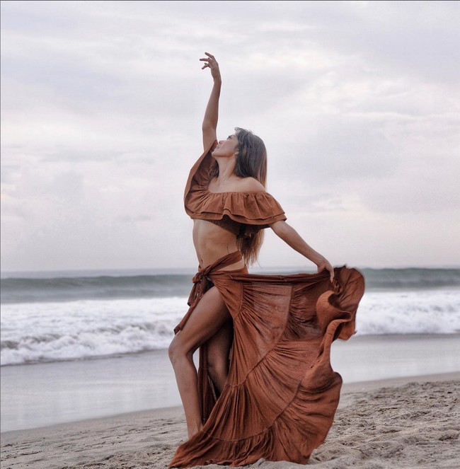 Tampil dengan crop top dan rok panjang, Shanty memperlihatkan perut rampingnya yang jadi body goals banyak wanita. Foto: Instagram/@shantyofficial