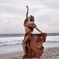 Tampil dengan crop top dan rok panjang, Shanty memperlihatkan perut rampingnya yang jadi body goals banyak wanita. Foto: Instagram/@shantyofficial