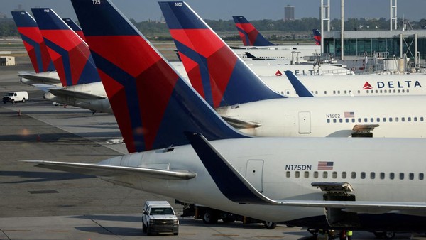 Pesawat Delta Air Lines terlihat di Bandara Internasional John F. Kennedy.