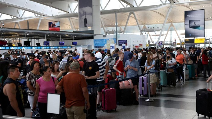 Passengers wait to check in at John F. Kennedy International Airport on the July 4th holiday weekend in Queens, New York City, U.S., July 2, 2022. REUTERS/Andrew Kelly     TPX IMAGES OF THE DAY