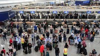 Sejumlah penumpang antre untuk check in di Bandara Hartsfield-Jackson Atlanta, Georgia, AS.