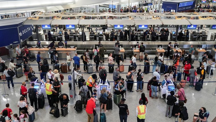 Suasana Bandara di AS Saat Musim Liburan, Padat Banget Passengers wait to check in at John F. Kennedy International Airport on the July 4th holiday weekend in Queens, New York City, U.S., July 2, 2022. REUTERS/Andrew Kelly TPX IMAGES OF THE DAY