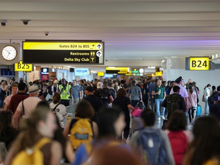 Suasana Bandara di AS Saat Musim Liburan, Padat Banget