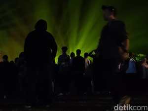 Trio Lestari Bawa Penonton Prambanan Jazz Kenang Glenn Fredly