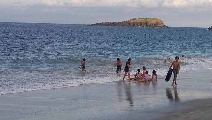 Suasana Pantai Pasir Putih di Desa Bugbug, Kecamatan dan Kabupaten Karangasem, Bali, Minggu (3/7/2022).