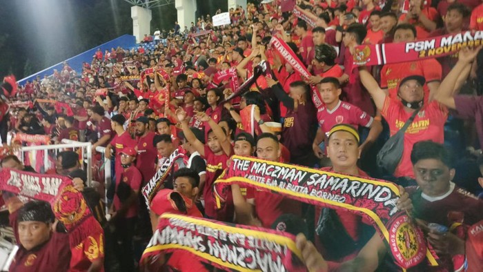 Suporter PSM Makassar mendukung tim di Stadion Segiri, Samarinda
