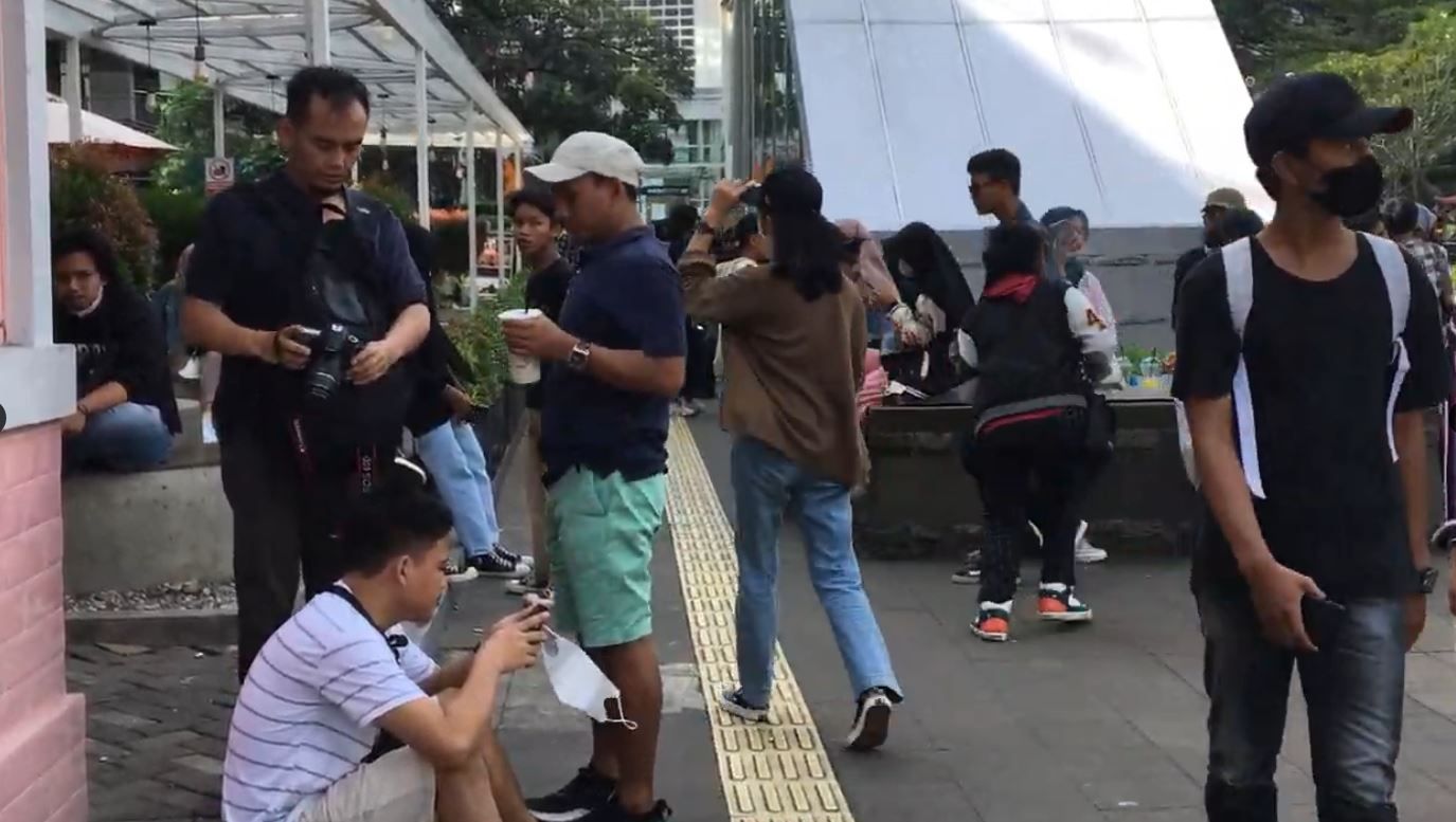 Taman Dukuh Atas BNI kini dipenuhi remaja untuk nongkrong bersama gerombolannya.