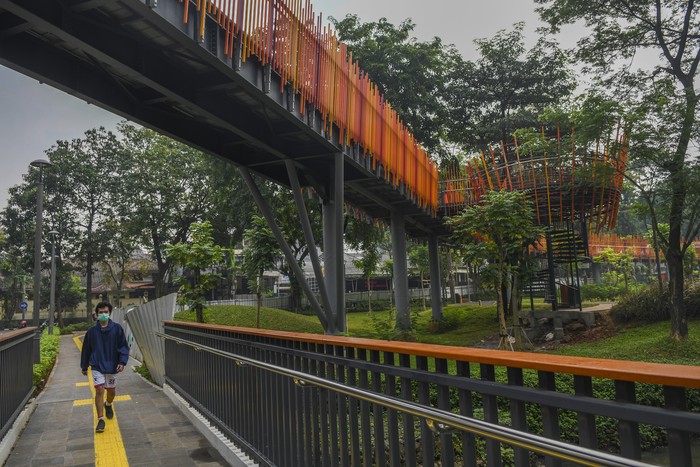 Pengendara sepeda melintas di kawasan Tebet Eco Park yang ditutup sementara di Tebet, Jakarta, Minggu (3/7/2022). Pemprov DKI Jakarta memperpanjang penutupan lokasi tersebut dalam rangka pemeliharaan taman dan perbaikan fasilitas. ANTARA FOTO/Galih Pradipta/nym.