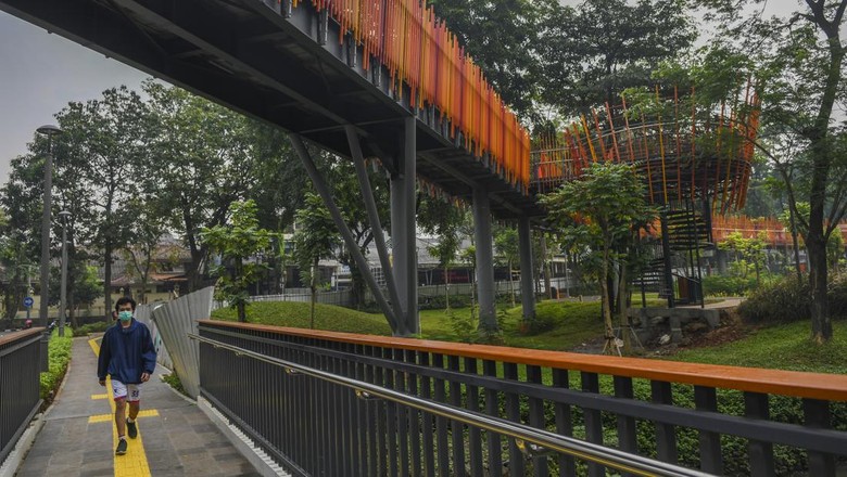 Tebet Eco Park Masih Tutup Gaes... Pengendara sepeda melintas di kawasan Tebet Eco Park yang ditutup sementara di Tebet, Jakarta, Minggu (3/7/2022). Pemprov DKI Jakarta memperpanjang penutupan lokasi tersebut dalam rangka pemeliharaan taman dan perbaikan fasilitas. ANTARA FOTO/Galih Pradipta/nym.