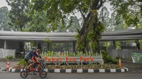 Pengendara sepeda melintas di kawasan Tebet Eco Park yang ditutup sementara di Tebet, Jakarta, Minggu (3/7/2022).
