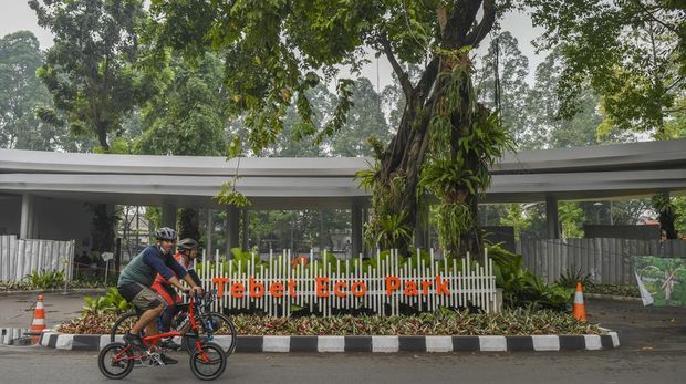 Pengendara sepeda melintas di kawasan Tebet Eco Park yang ditutup sementara di Tebet, Jakarta, Minggu (3/7/2022). Pemprov DKI Jakarta memperpanjang penutupan lokasi tersebut dalam rangka pemeliharaan taman dan perbaikan fasilitas. ANTARA FOTO/Galih Pradipta/nym.