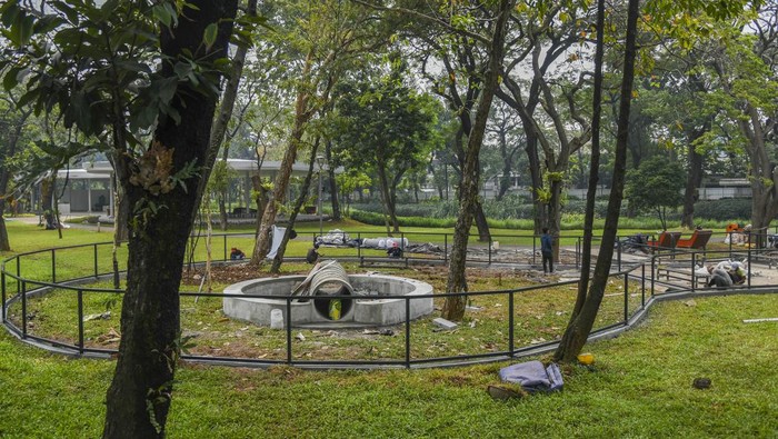 Pengendara sepeda melintas di kawasan Tebet Eco Park yang ditutup sementara di Tebet, Jakarta, Minggu (3/7/2022). Pemprov DKI Jakarta memperpanjang penutupan lokasi tersebut dalam rangka pemeliharaan taman dan perbaikan fasilitas. ANTARA FOTO/Galih Pradipta/nym.