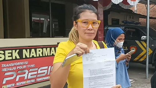 Terlapor Ni Kadek Sri Dewi Danayanti datangi Polsek Narmada untuk klarifikasi pelemparan bangkai ikan koi usai dilaporkan BWS NTB, Sabtu (2/7/2022) kemarin.