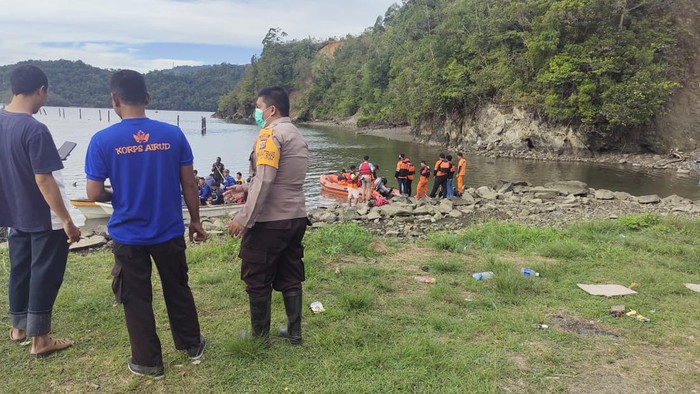 Tim SAR cari korban hilang saat menyelam di Pantai Harlem, Jayapura.