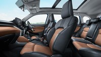 Beralih ke interior, Toyota Hyryder menawarkan kabin yang terlihat premium. Pabrikan telah menggunakan tema dual-tone coklat dan hitam untuk kabin yang menambah kesan premium. Ada bahan soft touch di dasbor dan trim pintu. Mobil ini menerima sistem hiburan layar sentuh.  Foto: Dok. Toyota India