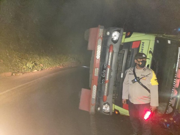 Truk kembali terguling di Jalur Gumitir, Jember