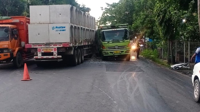 Truk tabrakan di Jalan Pantura Remabng, Minggu (3/7/2022).
