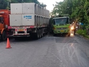 Truk Tronton dan Trailer Tabrakan di Pantura Rembang