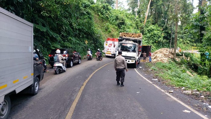 Truk Terguling dekat Lokasi Longsor di Gumitir, Jalur Jember - Banyuwangi Sempat Macet