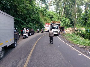 Truk Terguling di Dekat Gumitir, Jalur Jember-Banyuwangi Masih Dibuka Tutup